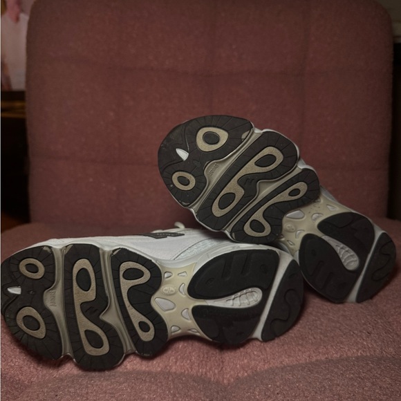 New Balance 1000 Cream and Gray Sneakers - Picture 8 of 8